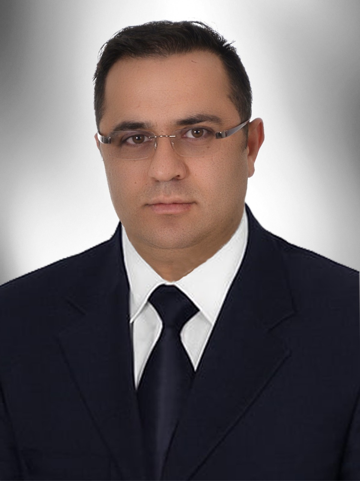 Erkek sigorta danışmanı, profesyonel gülümseme, yeşil arka plan, takım elbise